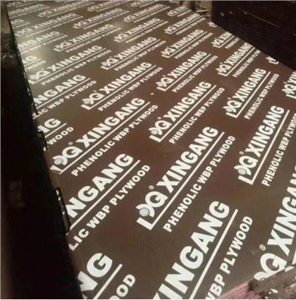 Překližková deska s červeným filmem